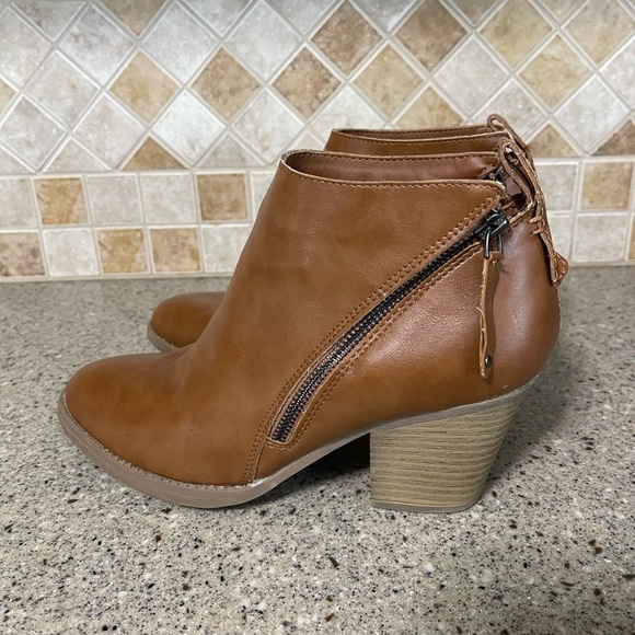 Massini Ashton Women’s Brown Heeled Ankle Booties Size 10 - Picture 2 of 7